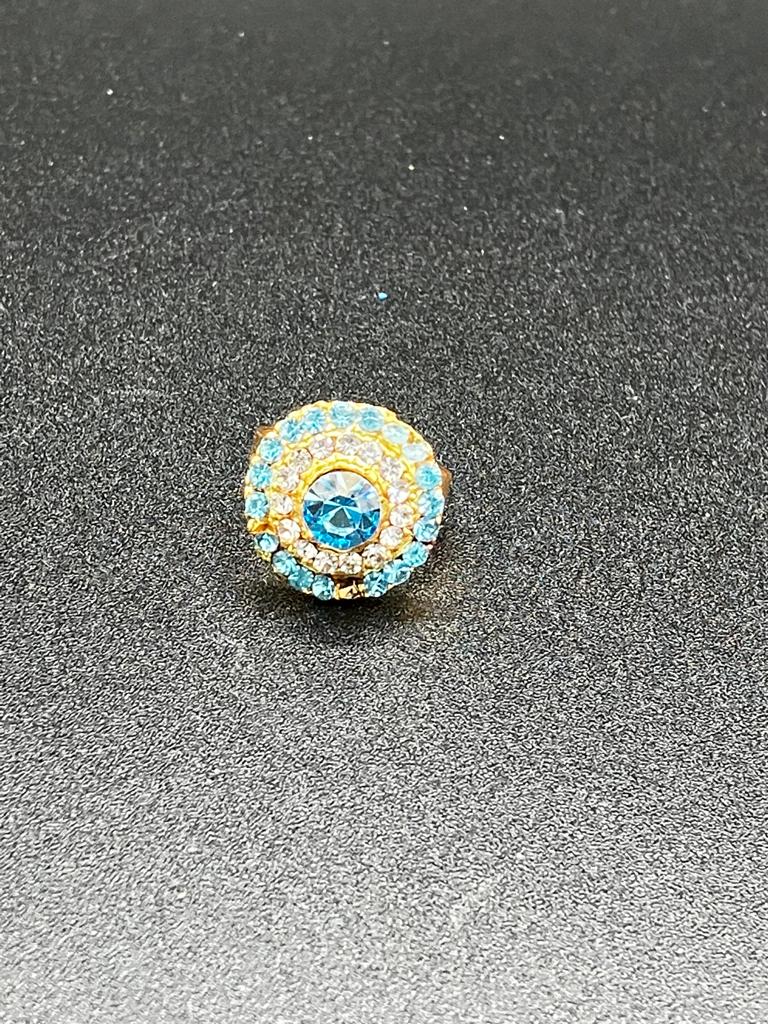 De belles bagues ajustables de différents modèles et couleurs, des bagues fantaisie, des bagues à la mode pour les soirées.