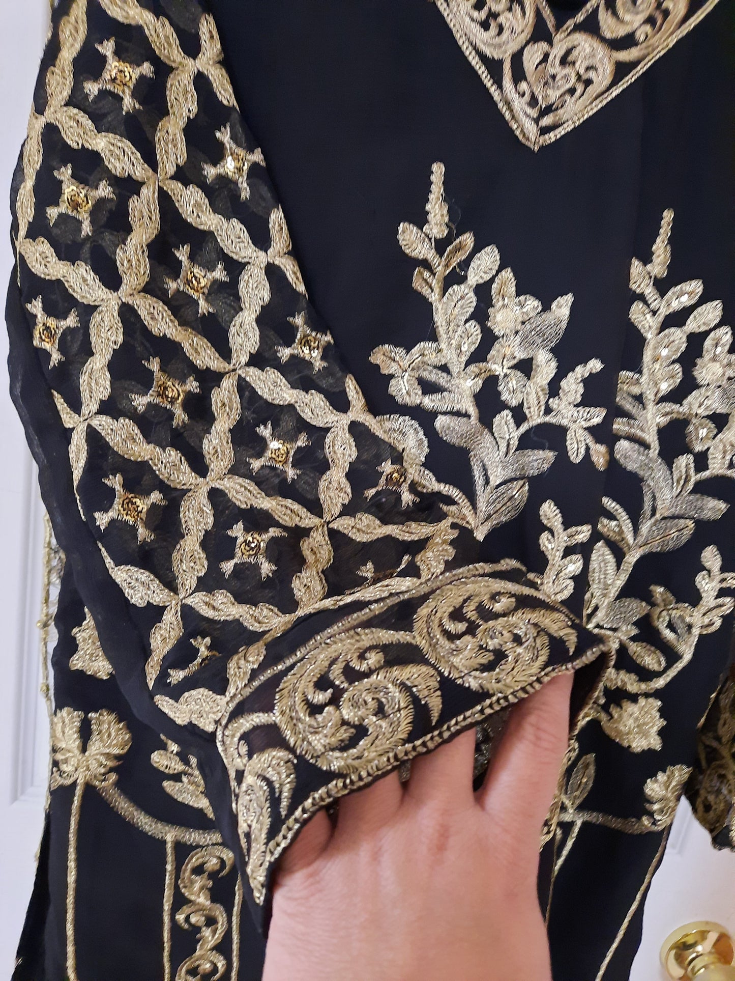 فستان مصمم باللون الأسود ونسخة طبق الأصل من مصمم نسخة طبق الأصل