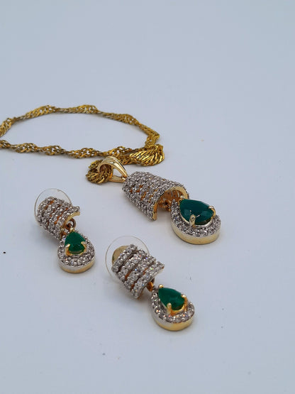 Magnifique arrangement de perles blanches pour boucles d'oreilles rondes et collier inspiré du tournesol