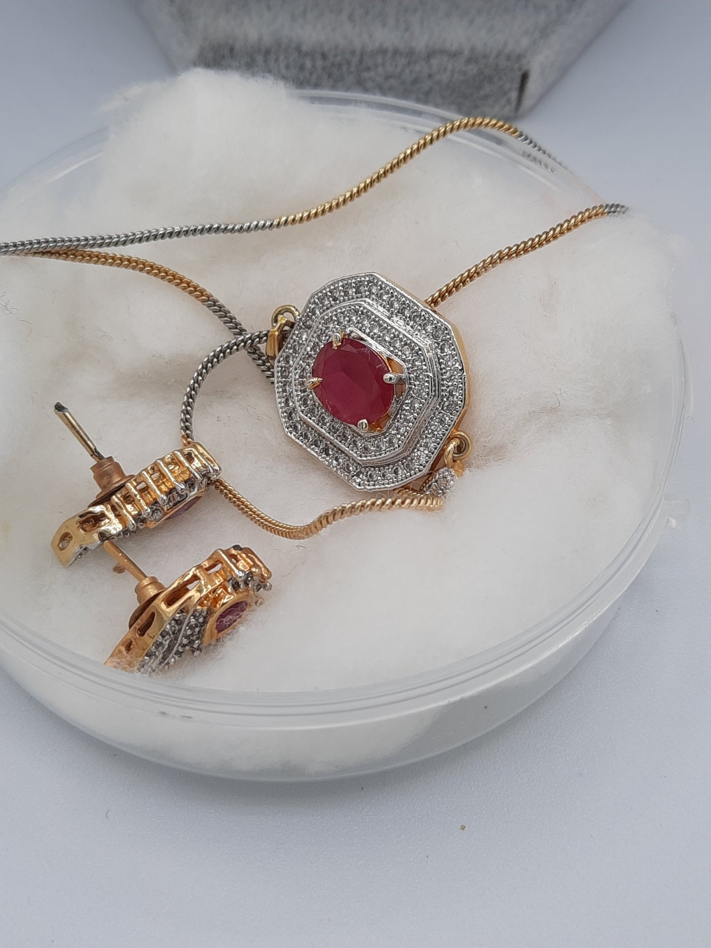 Magnifique arrangement de perles blanches pour boucles d'oreilles rondes et collier inspiré du tournesol