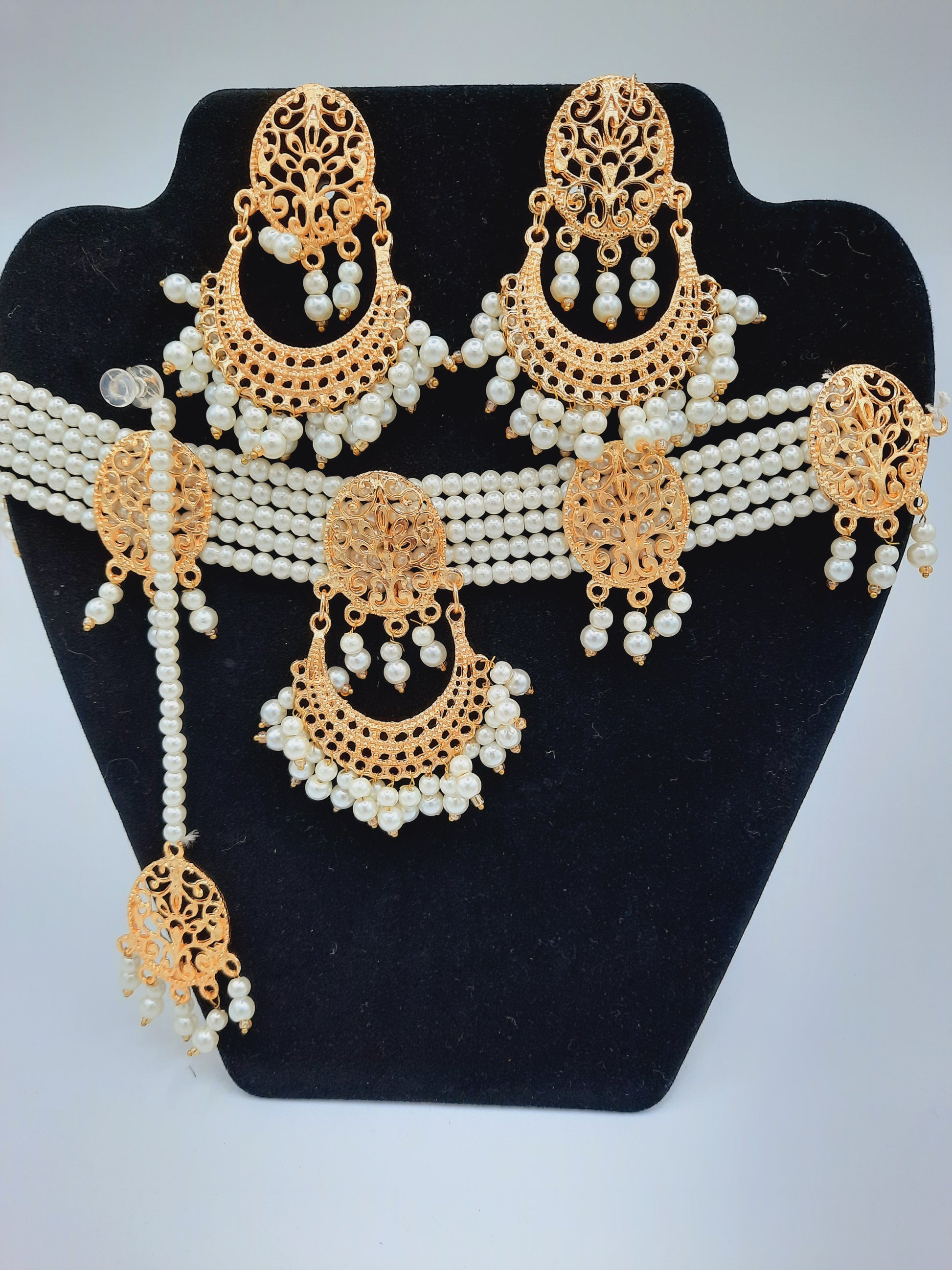 White guluband choker with earrings and teeka - NATASHAHS