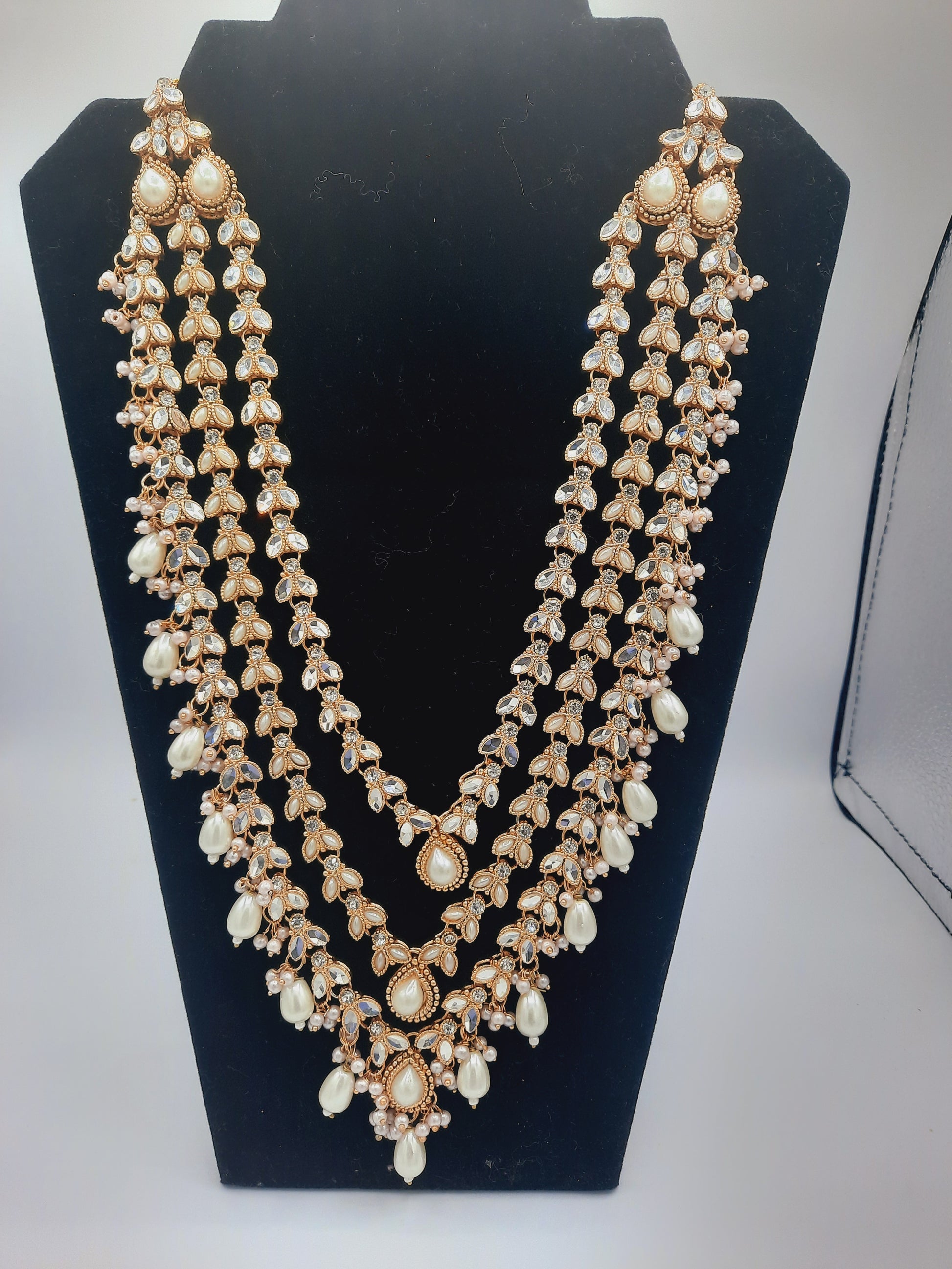 White long maala necklace with pearls and kundanand mughal earrings - NATASHAHS