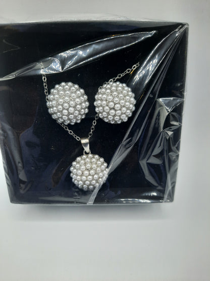 Beautiful white pearls arrangement for round earrings and necklace inspired by sunflower - NATASHAHS
