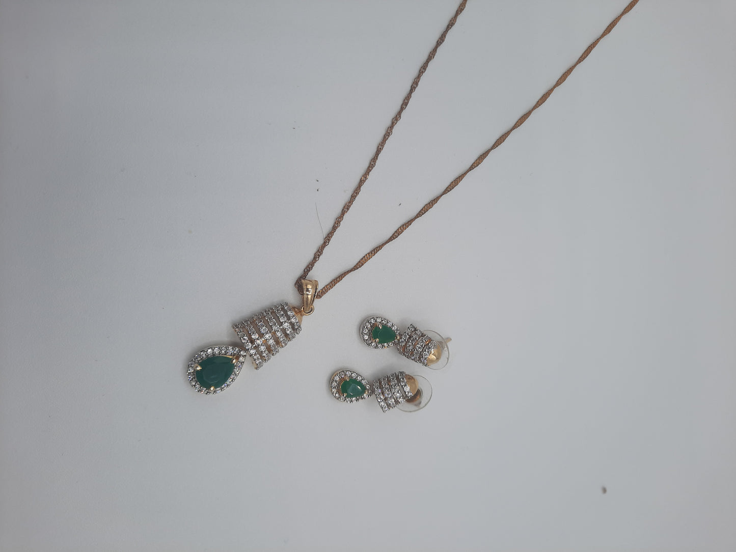 Magnifique arrangement de perles blanches pour boucles d'oreilles rondes et collier inspiré du tournesol