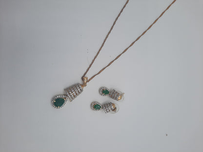 Magnifique arrangement de perles blanches pour boucles d'oreilles rondes et collier inspiré du tournesol