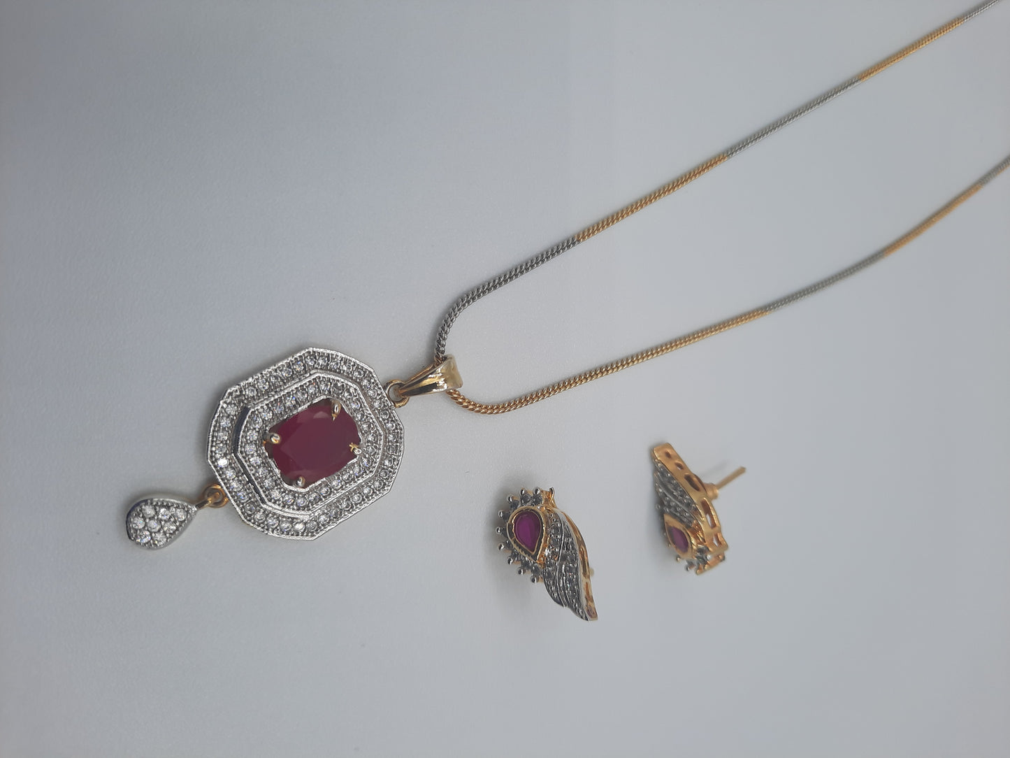 Magnifique arrangement de perles blanches pour boucles d'oreilles rondes et collier inspiré du tournesol