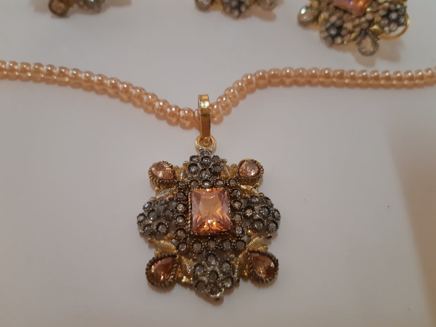 CHAMPAGNE FLOWER SHAPED GOLDEN BASE PENDANT SET - NATASHAHS