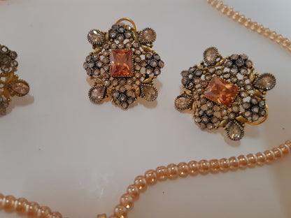 CHAMPAGNE FLOWER SHAPED GOLDEN BASE PENDANT SET - NATASHAHS