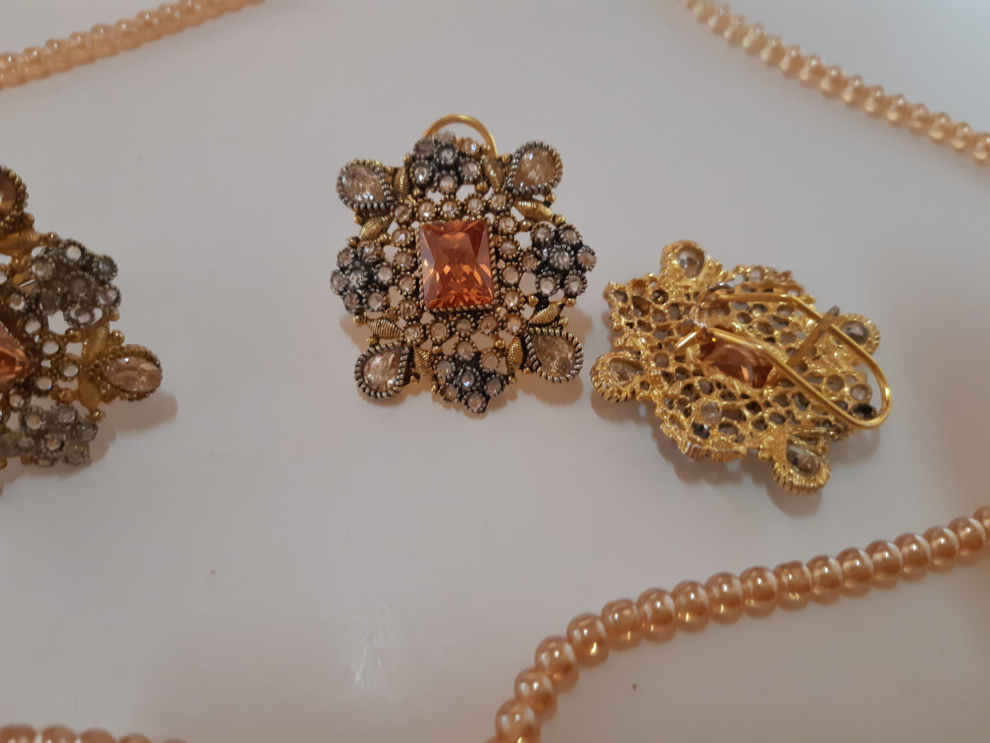 CHAMPAGNE FLOWER SHAPED GOLDEN BASE PENDANT SET - NATASHAHS